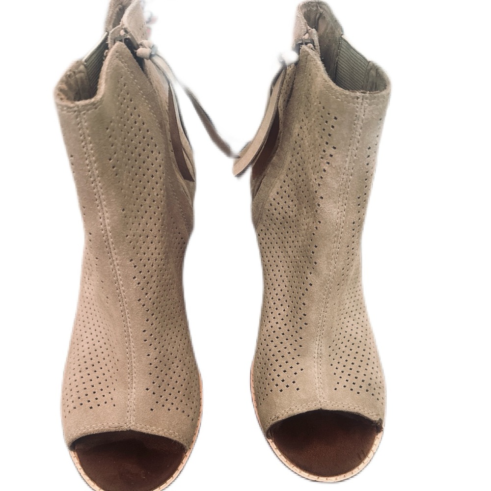 Toms Women's Heels Toms Majorca Peep Toe Tan Suede Peep Toe Booties size 8